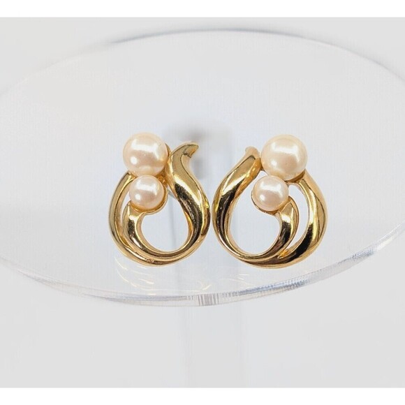 Vintage Avon Earrings Faux Pearl Gold Tone Swirl Classic Timeless - Picture 2 of 8